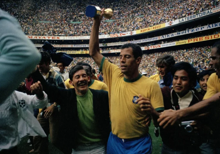 Sự nghiệp của anh đặc biệt nổi bật vào thập kỷ 1970 khi anh cùng đội tuyển Brazil đoạt chức vô địch World Cup.