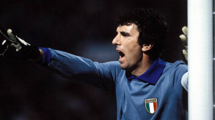 Dino Zoff là một trong những huyền thoại của bóng đá thế giới.