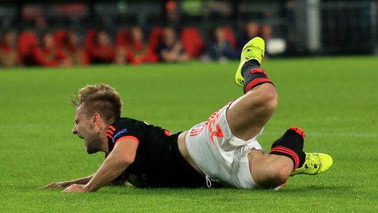 Manchester United đã xác nhận chấn thương của Shaw đòi hỏi sự nghỉ ngơi lâu dài.