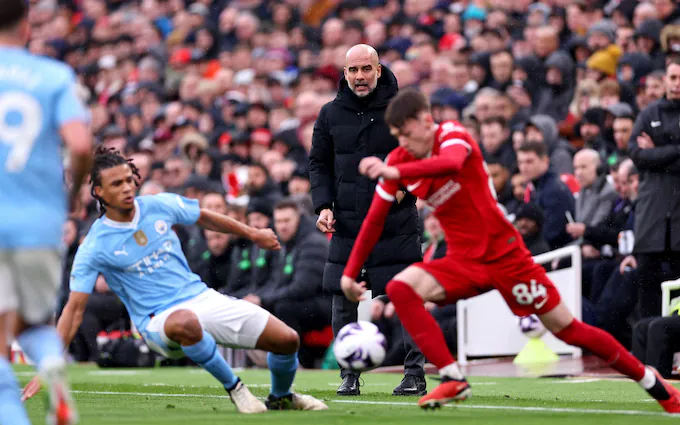 Ngay từ những phút đầu tiên, dưới sự dẫn dắt của Jurgen Klopp, Liverpool đã chứng tỏ thế mạnh của mình bằng cách liên tục áp sát phần sân của Manchester City
