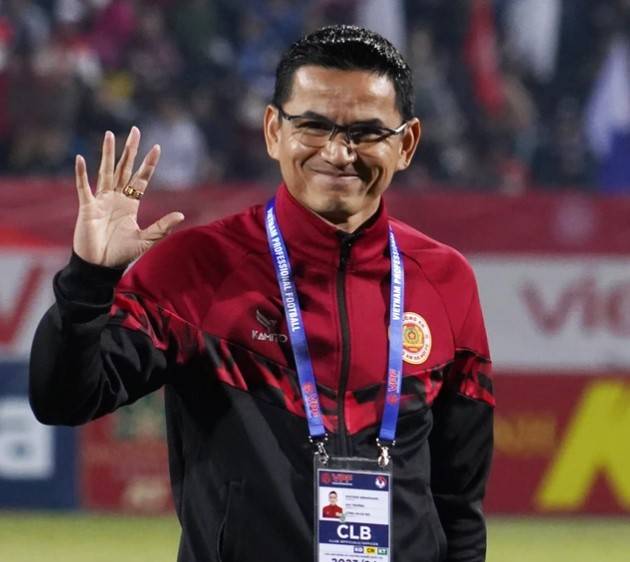 HLV Kiatisuk Chia Tay Việt Nam Sau 6 Năm: Một Mùa V-League 2021 Đầy Nuối Tiếc và Vô Danh