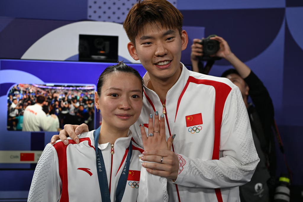 Tin tức: Huang Yaqiong - Vinh Quang Olympic và Màn Cầu Hôn Lãng Mạn